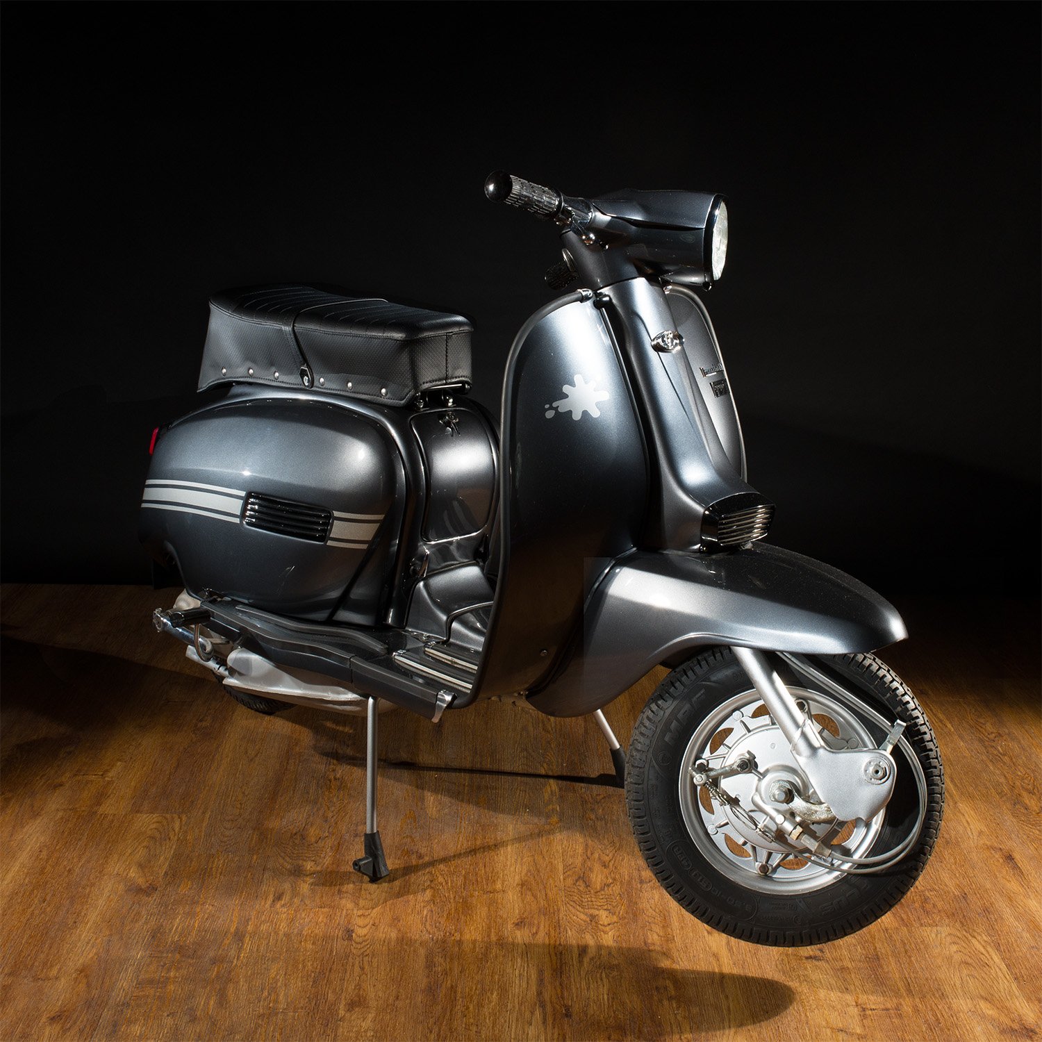 camisani イタリア製ビンテージ　lambretta.vespa The 1982 Innocenti Lambretta GP 175 is based on the Li series III